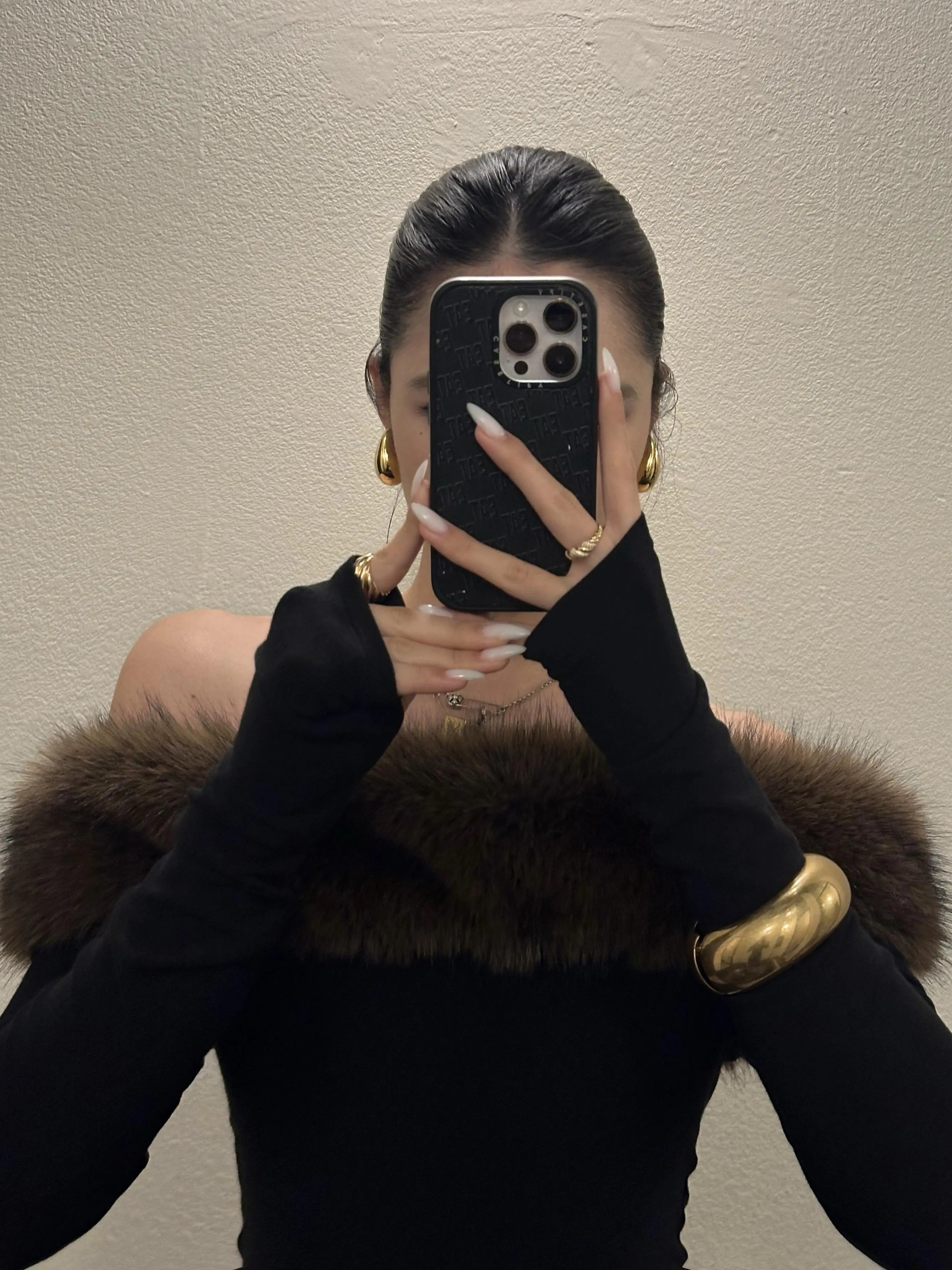 Shibuya Fuzzy Off-Shoulder Slim Tee - Velanocta