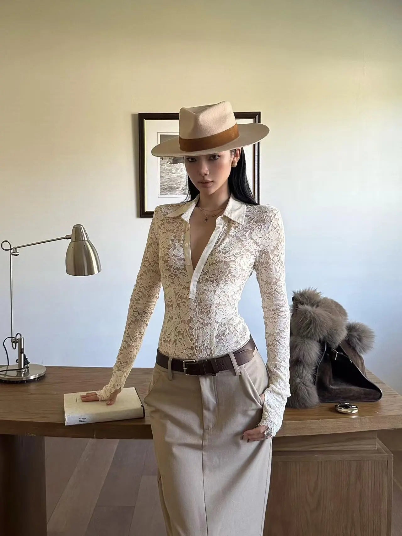 Lace V-Neck Fitted Top - Velanocta