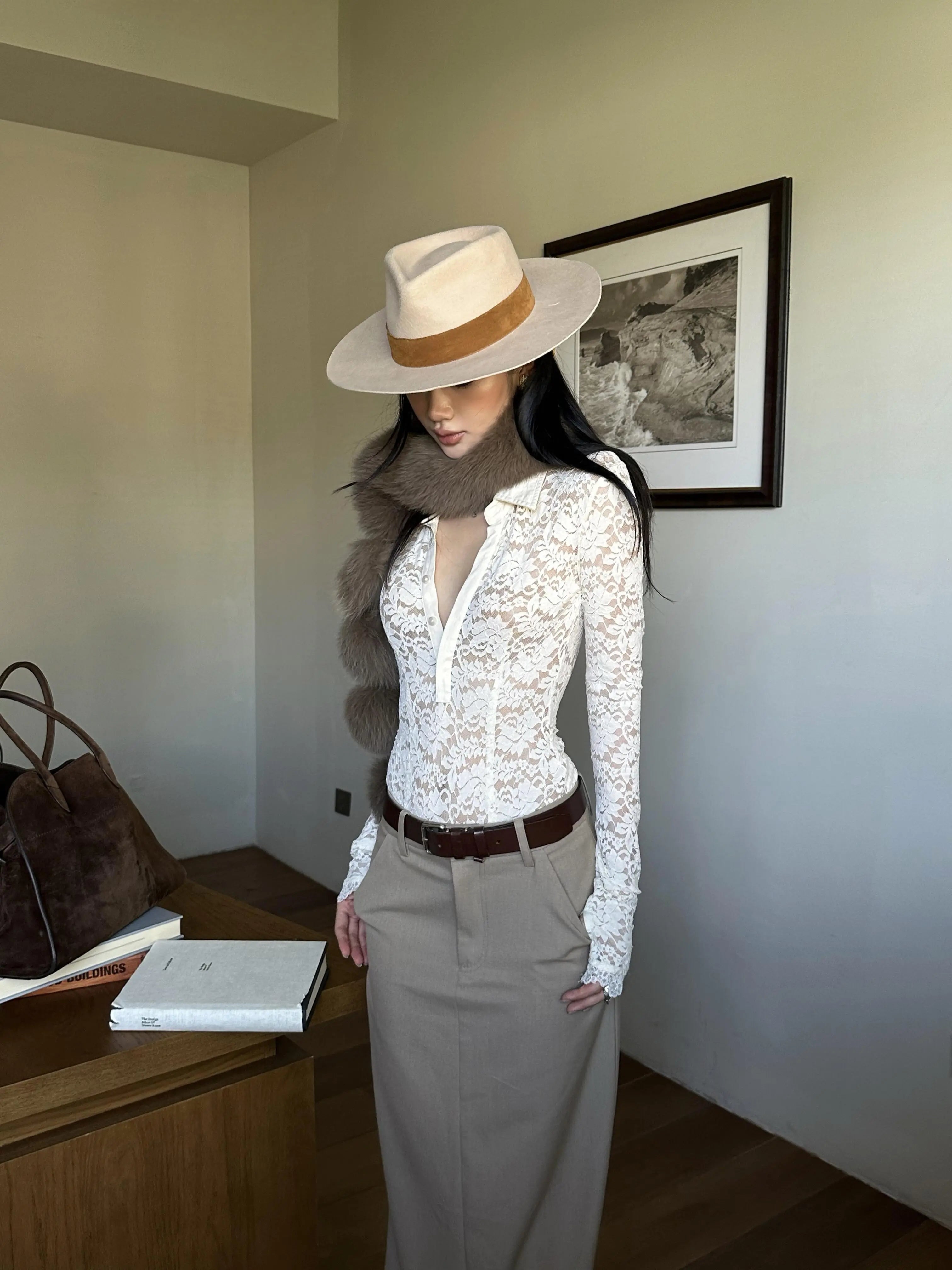 Lace V-Neck Fitted Top - Velanocta