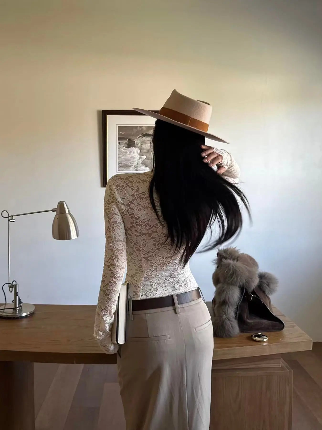 Lace V-Neck Fitted Top - Velanocta