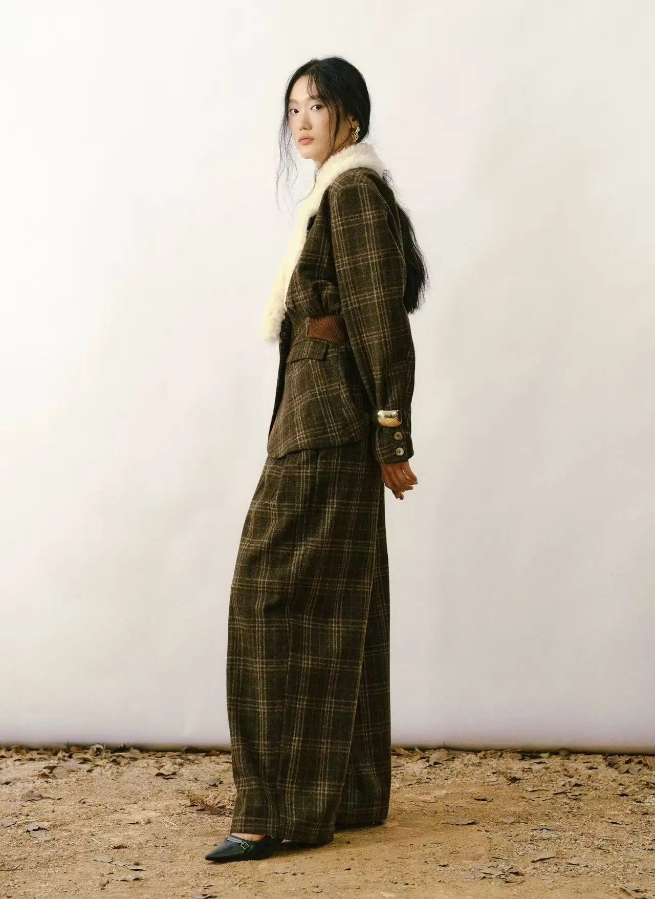 Tailored slim-fit wool blazer in heather grey with notched lapels and two-button closure.- Velanocta