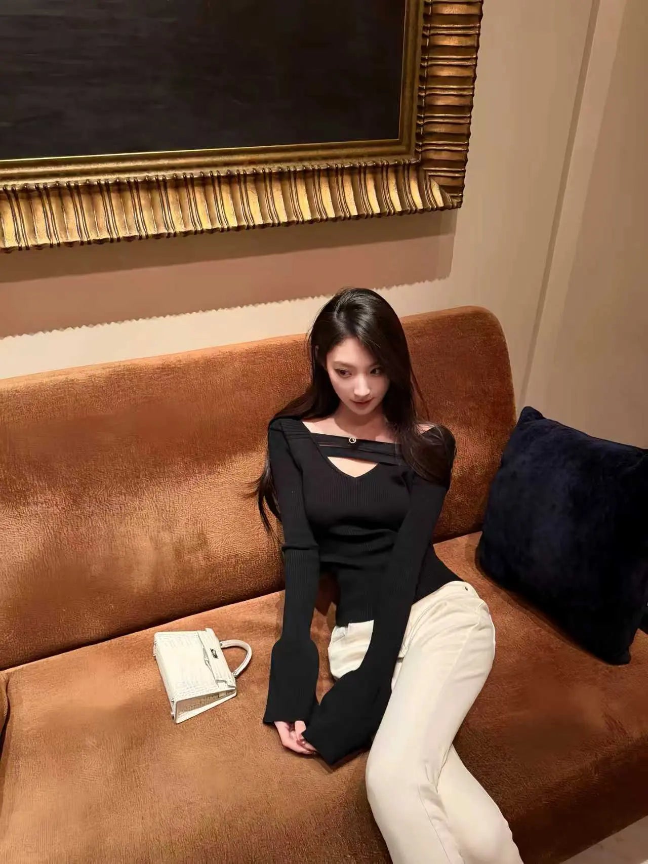 Cut-Out Top Ribbed Knit V Neck - Velanocta