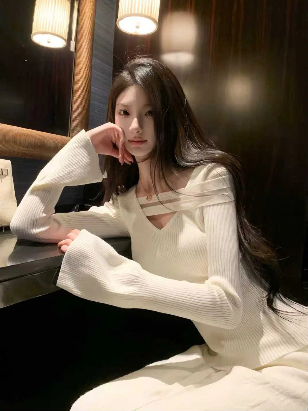 Cut-Out Top Ribbed Knit V Neck - Velanocta