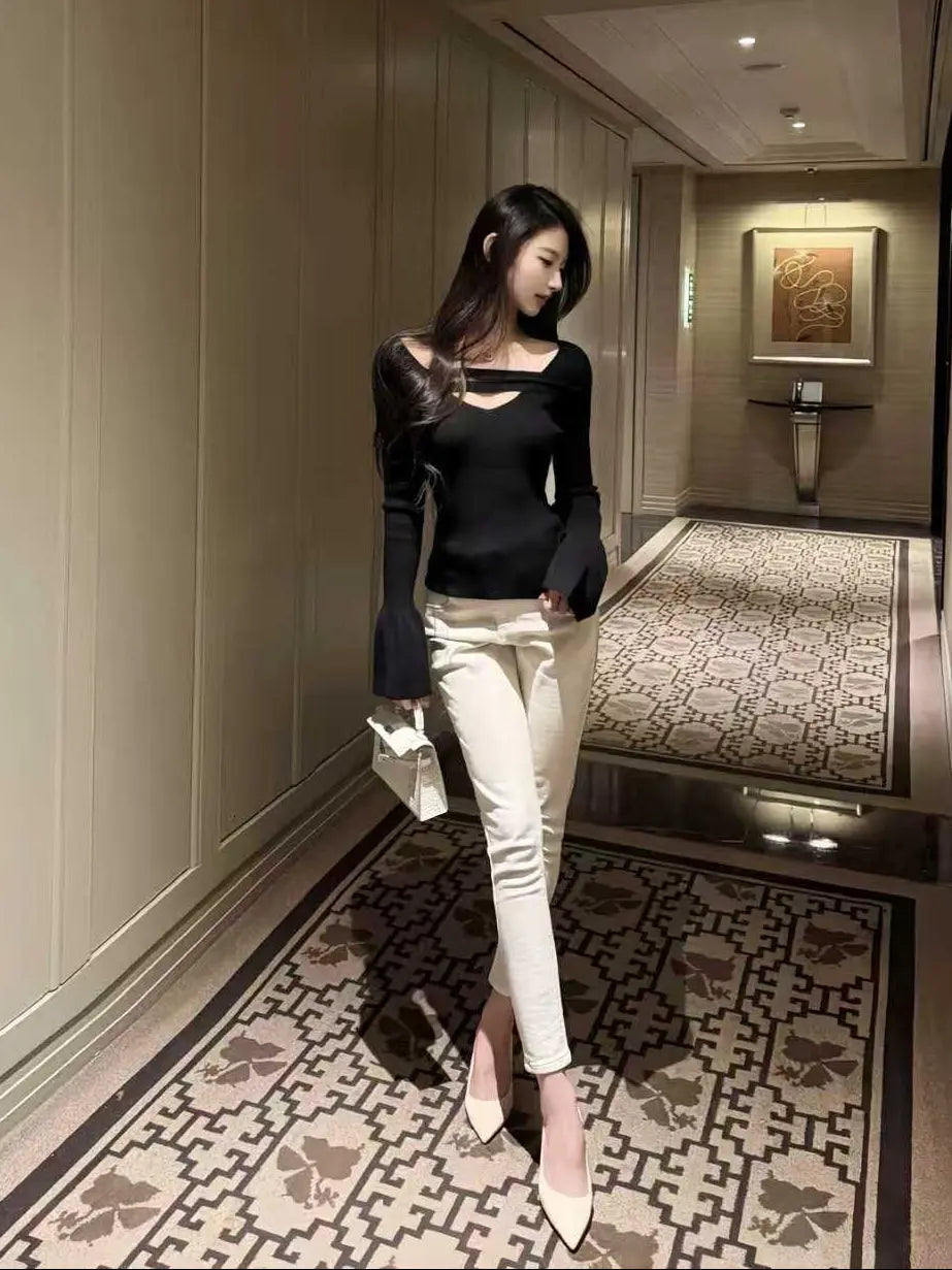 Cut-Out Top Ribbed Knit V Neck - Velanocta