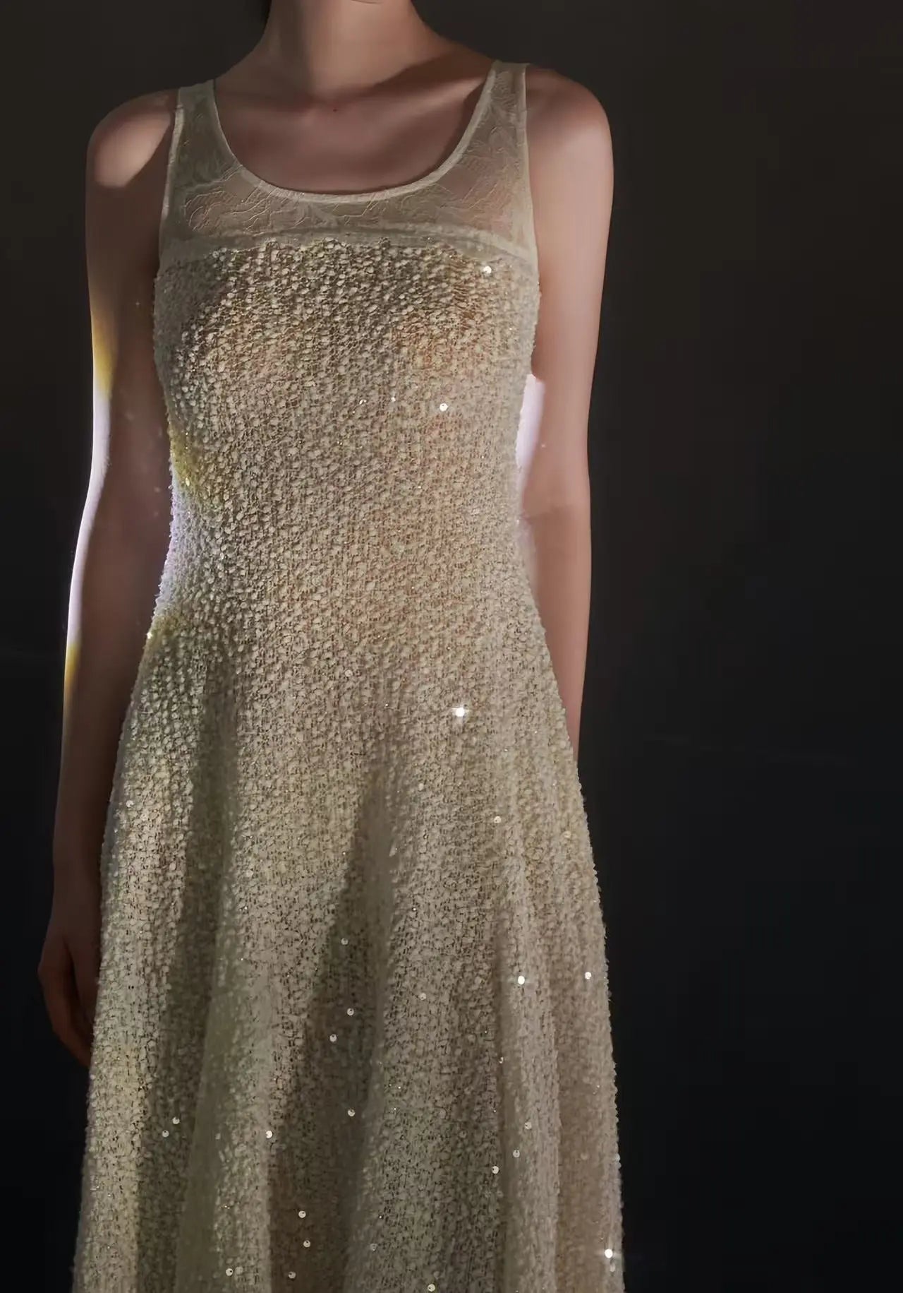 Embellished Lace Scoop-Neck Maxi Dress - Velanocta